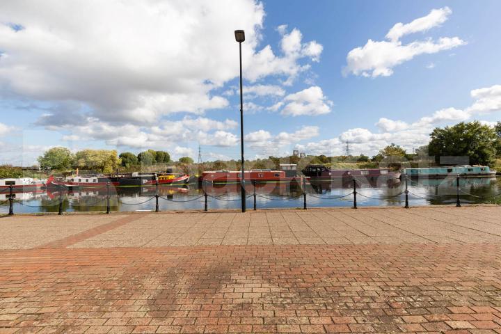 Set on the banks of the river lea a beautiful 1 bedroom property Riverside Close, Clapton 